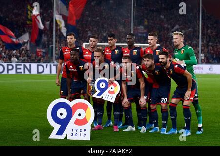 Genova, Italia. 5 Ottobre, 2019: i giocatori del Genoa CFC posano per una foto del team prima della serie di una partita di calcio tra il Genoa CFC e AC Milan. Il Milan ha vinto 2-1 su Genova CFC. Credito: Nicolò Campo/Alamy Live News Foto Stock