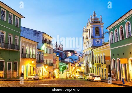 Colorate case coloniali presso il quartiere storico di Pelourinho a Salvador de Bahia, in Brasile. Foto Stock