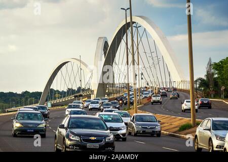 Il traffico su Juscelino Kubitschek ponte aka Ponte JK in Brasilia, capitale del Brasile. Foto Stock