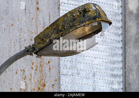 Vecchia strada rotto / LAMPADA LAMPIONE e sporco e roll-giù tapparelle nel sobborgo fatiscente / deteriorata urbano quartiere residenziale Foto Stock