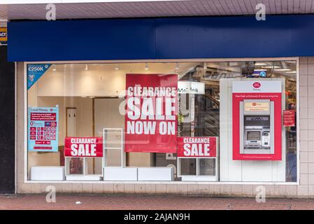 La vendita di liquidazione dei segni nel display della finestra di WH Smith shop e ufficio postale di Southend on Sea, Essex, Regno Unito. Il gioco ora in vendita. Gennaio vendita Foto Stock