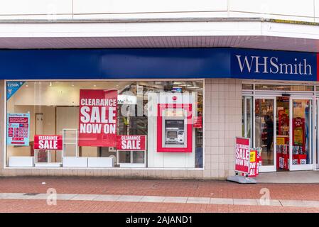 La vendita di liquidazione dei segni nel display della finestra di WH Smith shop e ufficio postale di Southend on Sea, Essex, Regno Unito. Il gioco ora in vendita. Gennaio vendita Foto Stock