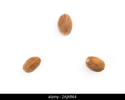 Tre noce moscata bianco su sfondo isolato. Dieta e perdita di peso concept Foto Stock