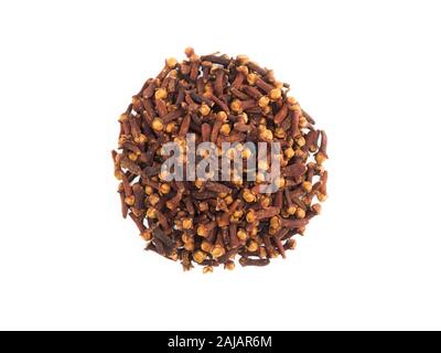 Un round mazzetto di chiodi di garofano bianco su sfondo isolato. La cucina indiana, Ayurveda, naturopatia il concetto Foto Stock