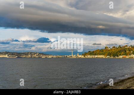 Una vista di condomini ad Alki Beach e la skyline di Seattle. Una vista di condomini ad Alki Beach e la skyline di Seattle.