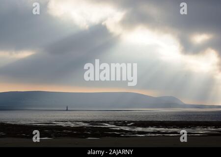 Alberi di luce su Whiteford e la Penisola di Gower Galles Cymru REGNO UNITO Foto Stock