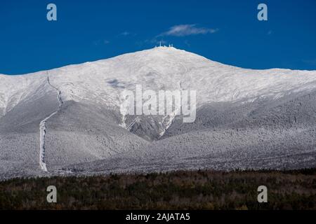 Coperta di neve Mt. Washington, New Hampshire, che è la vetta più alta in Nuova Inghilterra a 6,288 metri sopra il livello del mare. Foto Stock