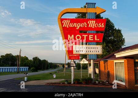 Il Libano, Missouri, Stati Uniti d'America - 6 Luglio 2014: La Munger Moss Motel insegna al neon, lungo la storica Route 66 nella città di Libano, nello Stato del Missouri Foto Stock