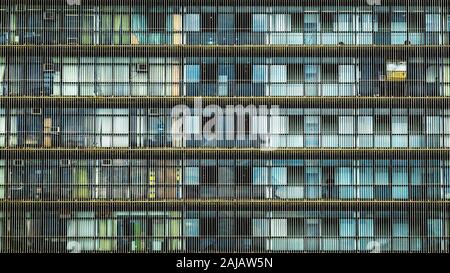 Close up della facciata di edificio per uffici a Brasilia, capitale del Brasile. Moderna architettura urbana dello sfondo. Foto Stock