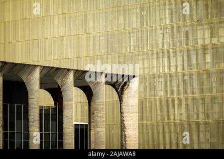 Geometria urbana, dettaglio di Itamaraty Palace di Brasilia, capitale del Brasile. Moderna architettura urbana dello sfondo. Foto Stock