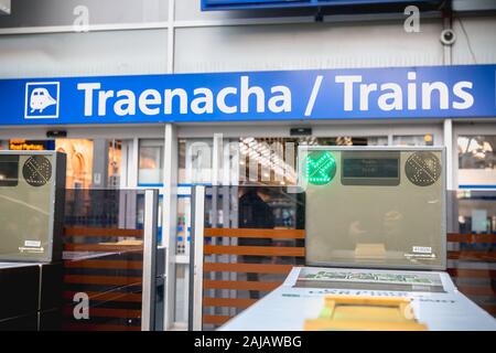 Dublino, Irlanda - 15 Febbraio 2019: vista in dettaglio di un biglietto di entrata macchina di convalida sulla piattaforma di Connolly DART stazione ferroviaria (Staisiun ui Cho Foto Stock