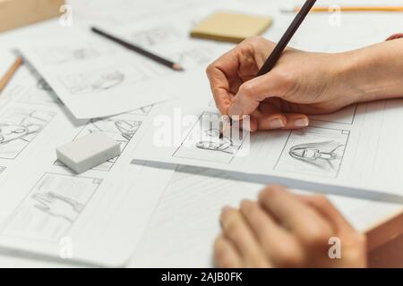La mano della donna disegna un storyboard per un film o un cartone animato. Foto Stock