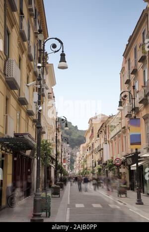 La strada principale dello shopping a Sorrento con un sacco di gente che cammina intorno come una sfocatura Foto Stock