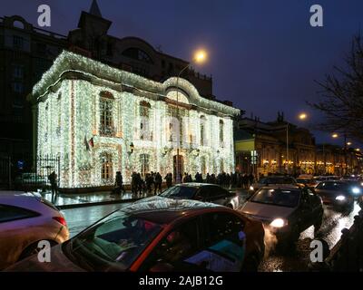 Mosca, Russia - 2 gennaio 2020: il traffico automobilistico e palazzo illuminato sul Viale Tverskoi boulevard in inverno sera nel periodo natalizio. Viale Tverskoi boulevard ho Foto Stock