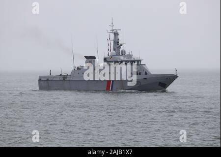 La nave di pattuglia offshore francese di classe Flamant FS PLUVIER entra nel porto di Portsmouth per un fine settimana di visita alla base navale Foto Stock