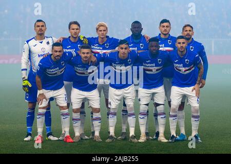 Genova, Italia - 14 dicembre, 2019: i giocatori di UC Sampdoria posano per una foto del team prima della serie di una partita di calcio tra il Genoa CFC e UC Sampdoria. UC Sampdoria ha vinto 1-0 contro Genova CFC. Credito: Nicolò Campo/Alamy Live News Foto Stock