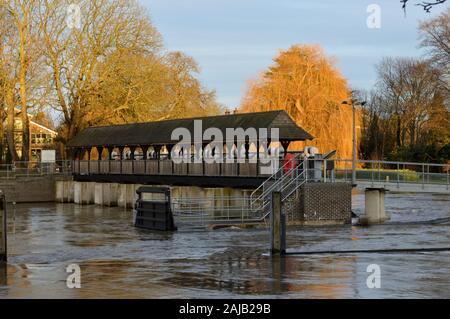 Hampton Court, UK - Dicembre 2019: Alluvione sul Tamigi in un giorno di inverni in surrey Foto Stock