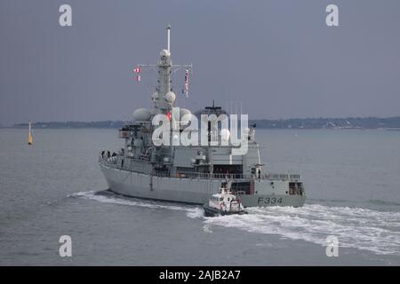 La fregata navale portoghese NRP DOM FRANCISCO DE ALMEIDA parte dalla base navale di Portsmouth dopo una visita di quattro giorni Foto Stock