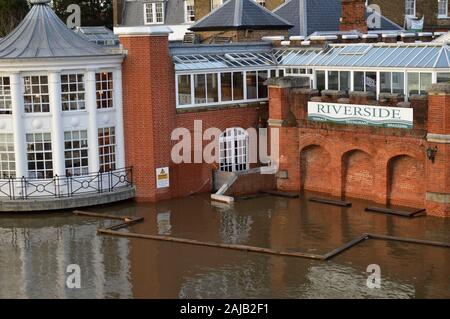 Hampton Court, UK - Dicembre 2019: Alluvione sul Tamigi in un giorno di inverni in surrey Foto Stock