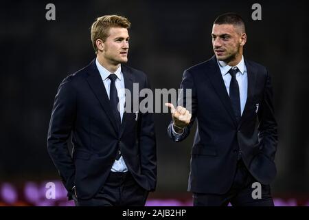 Torino, Italia - 02 November, 2019: Matthijs de Ligt (L) della Juventus FC parla con Merih Demiral della Juventus FC prima della serie di una partita di calcio tra Torino FC e la Juventus FC. La Juventus ha vinto 1-0 su Torino FC. Credito: Nicolò Campo/Alamy Live News Foto Stock