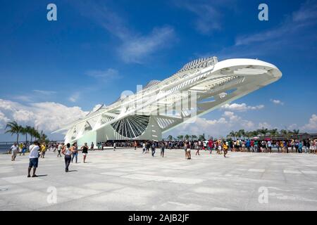 I turisti al museo di domani, progettato dall'architetto spagnolo Santiago Calatrava, a Rio de Janeiro in Brasile. Foto Stock