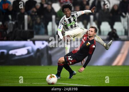 Torino, Italia - 30 October, 2019: Juan Cuadrado della Juventus FC e Peter Ankersen del Genoa CFC occhio la sfera durante la serie di una partita di calcio tra Juventus e Genoa CFC. La Juventus ha vinto 2-1 su Genova CFC. Credito: Nicolò Campo/Alamy Live News Foto Stock