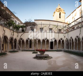 Il cortile quadrato in la Chiesa e il Chiostro di San Francesco a Sorrento Italia Foto Stock