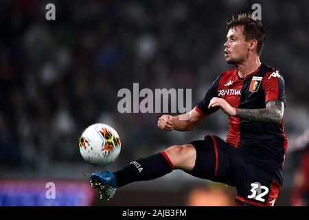 Torino, Italia - 30 October, 2019: Peter Ankersen del Genoa CFC in azione durante la serie di una partita di calcio tra Juventus e Genoa CFC. La Juventus ha vinto 2-1 su Genova CFC. Credito: Nicolò Campo/Alamy Live News Foto Stock