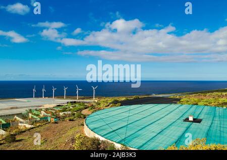 Agriturismo il paesaggio con le turbine eoliche che generano elettricità vicino al faro di Punta Teno in Tenerife, Isole canarie, Spagna Foto Stock