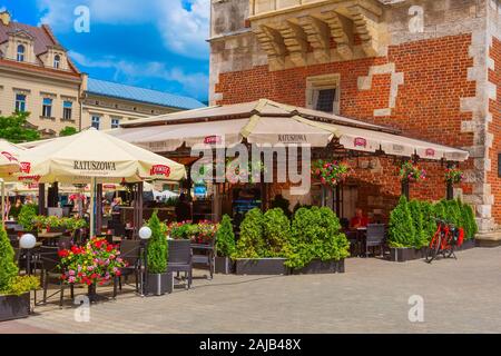 Cracovia in Polonia - Giugno 18, 2019: Outdoor cafe, un ristorante nella piazza principale del mercato Rynek Glowny, Cracovia Foto Stock