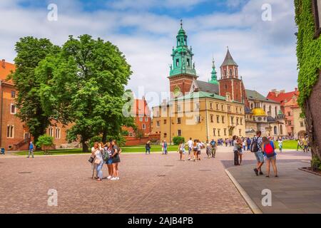 Cracovia in Polonia - Giugno 18, 2019: Il Castello Reale di Wawel vista colorate e persone a Cracovia Foto Stock