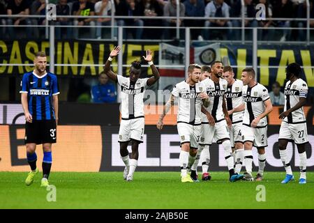 Milano, Italia - 26 October, 2019: Yann Karamoh (C) del Parma Calcio reagisce dopo un goal durante la serie di una partita di calcio tra FC Internazionale e Parma Calcio. La partita si è conclusa con un pareggio (2-2). Credito: Nicolò Campo/Alamy Live News Foto Stock