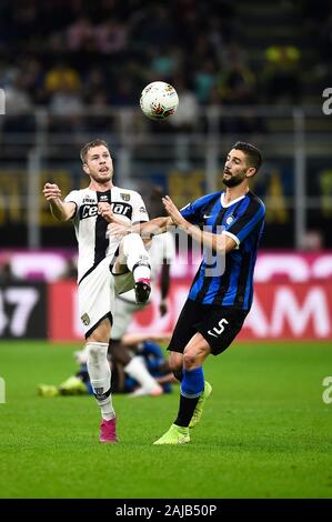 Milano, Italia - 26 October, 2019: Riccardo Gagliolo (L) del Parma Calcio compete per la sfera con Roberto Gagliardini di FC Internazionale durante la serie di una partita di calcio tra FC Internazionale e Parma Calcio. La partita si è conclusa con un pareggio (2-2). Credito: Nicolò Campo/Alamy Live News Foto Stock