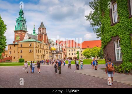 Cracovia in Polonia - Giugno 18, 2019: Il Castello Reale di Wawel vista colorate e persone a Cracovia Foto Stock