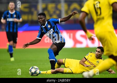 Milano, Italia - 23 October, 2019: Kwadwo Asamoah (C) di FC Internazionale è affrontato da Achraf Hakimi del Borussia Dortmund durante la UEFA Champions League football match tra FC Internazionale e il Borussia Dortmund. FC Internazionale ha vinto 2-0 oltre il Borussia Dortmund. Credito: Nicolò Campo/Alamy Live News Foto Stock