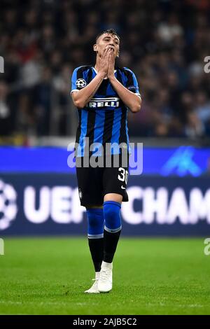 Milano, Italia - 23 October, 2019: Sebastiano Esposito di FC Internazionale sguardo sconsolato durante la UEFA Champions League football match tra FC Internazionale e il Borussia Dortmund. FC Internazionale ha vinto 2-0 oltre il Borussia Dortmund. Credito: Nicolò Campo/Alamy Live News Foto Stock