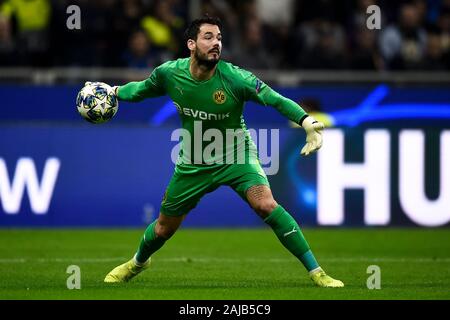 Milano, Italia - 23 October, 2019: Burki romano del Borussia Dortmund in azione durante la UEFA Champions League football match tra FC Internazionale e il Borussia Dortmund. FC Internazionale ha vinto 2-0 oltre il Borussia Dortmund. Credito: Nicolò Campo/Alamy Live News Foto Stock