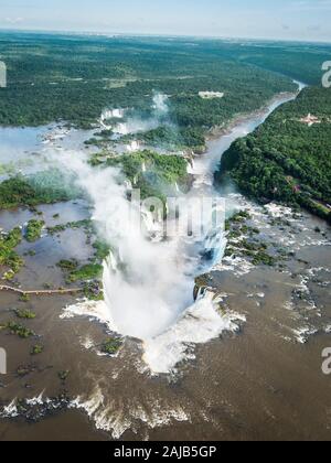 Cascate di Iguazu sul confine di Argentina e Brasile, vista aerea. Foto Stock