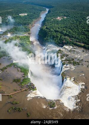 Cascate di Iguazu sul confine di Argentina e Brasile, vista aerea. Foto Stock