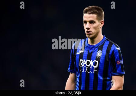 Milano, Italia - 06 November, 2019: Mario Pasalic di Atalanta BC si affaccia su durante la UEFA Champions League football match tra Atalanta BC e il Manchester City FC. La partita si è conclusa in un 1-1 cravatta. Credito: Nicolò Campo/Alamy Live News Foto Stock