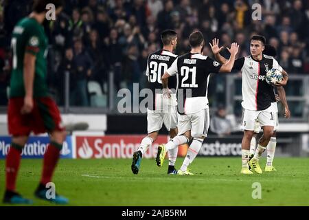 Torino, Italia - 22 October, 2019: Paulo Dybala (R) della Juventus FC celebra dopo un goal con Gonzalo Higuain della Juventus FC durante la UEFA Champions League football match tra Juventus FC ed FC Lokomotiv Mosca. La Juventus ha vinto 2-1 su FC Lokomotiv Mosca. Credito: Nicolò Campo/Alamy Live News Foto Stock