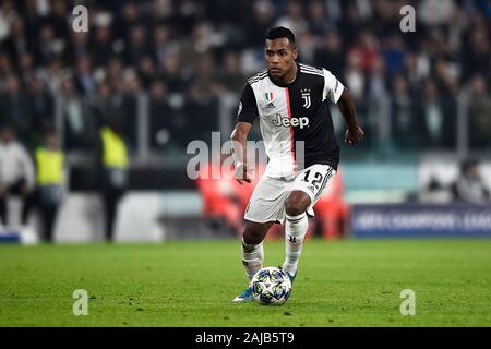 Torino, Italia - 22 October, 2019: Alex Sandro di Juventus FC in azione durante la UEFA Champions League football match tra Juventus FC ed FC Lokomotiv Mosca. La Juventus ha vinto 2-1 su FC Lokomotiv Mosca. Credito: Nicolò Campo/Alamy Live News Foto Stock