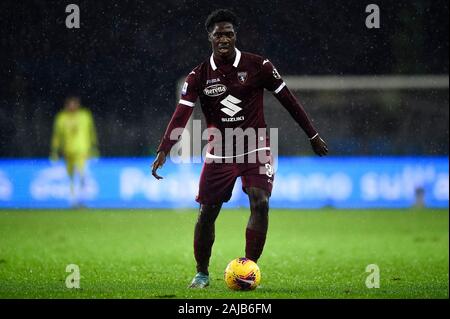 Torino, Italia - 23 November, 2019: Ola Aina di Torino FC in azione durante la serie di una partita di calcio tra Torino FC ed FC Internazionale. FC Internazionale ha vinto 3-0 su Torino FC. Credito: Nicolò Campo/Alamy Live News Foto Stock