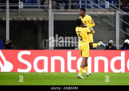 Milano, Italia - 10 dicembre, 2019: Ansu Fati (R) di FC Barcelona celebra con Jean-Clair Todibo del FC Barcellona dopo un goal durante la UEFA Champions League football match tra FC Internazionale e il FC Barcelona. Barcellona ha vinto 2-1 su FC Internazionale. Credito: Nicolò Campo/Alamy Live News Foto Stock