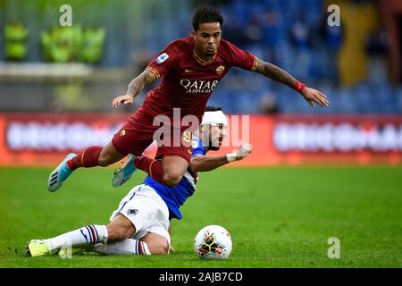 Genova, Italia - 20 October, 2019: Justin Kluivert di come Roma è affrontato da Fabio Quagliarella di UC Sampdoria durante la serie di una partita di calcio tra UC Sampdoria e come Roma. La partita si è conclusa con un pareggio (0-0. Credito: Nicolò Campo/Alamy Live News Foto Stock