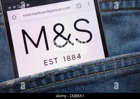 La Marks & Spencer sito web visualizzato sullo smartphone nascosto nella tasca dei jeans Foto Stock