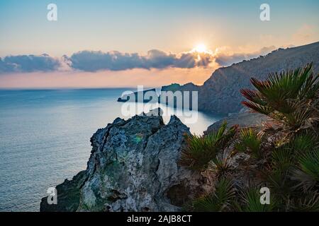 Paesaggio roccioso di sunrise in Mallorca Foto Stock