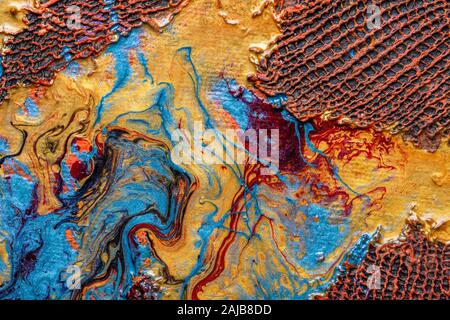 Miscelate la pittura tradizionale media sfondo costituito con flusso metallico e vernici acriliche e vari tessuti Foto Stock