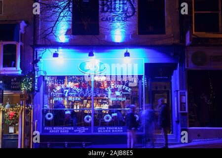 Blues Cafe Bar e Yorkshire Tapas esterni di notte, Harrogate, North Yorkshire, Inghilterra, Regno Unito. Foto Stock
