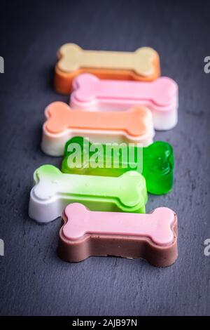 Carino ossa di colore scuro su sfondo scuro Foto Stock